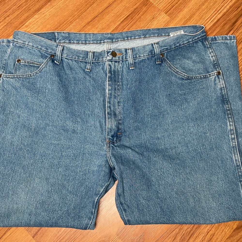 Mens medium wash wrangler jeans